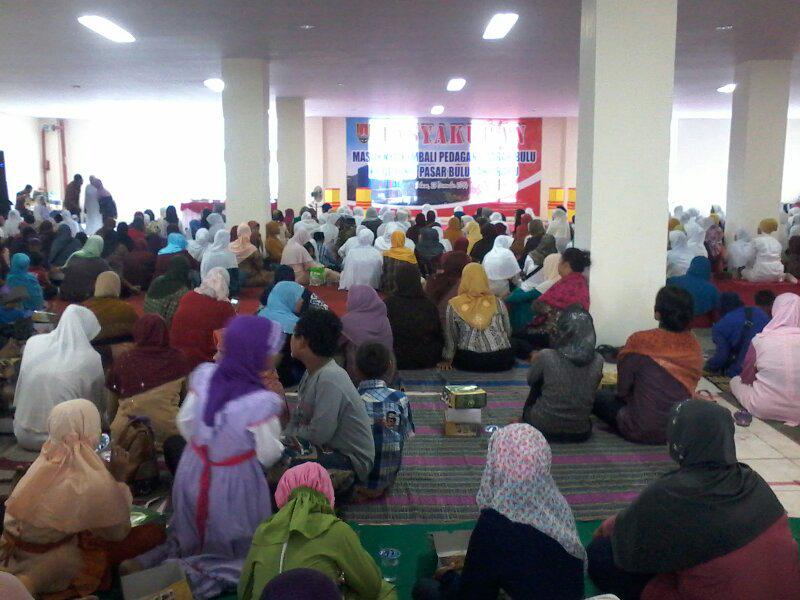 Dipuntenggo bapak <a href="/hendrarprihadi/">Hendi (Hendrar P)</a> di Tasyakuran masuknya kembali pedagang pasar bulu