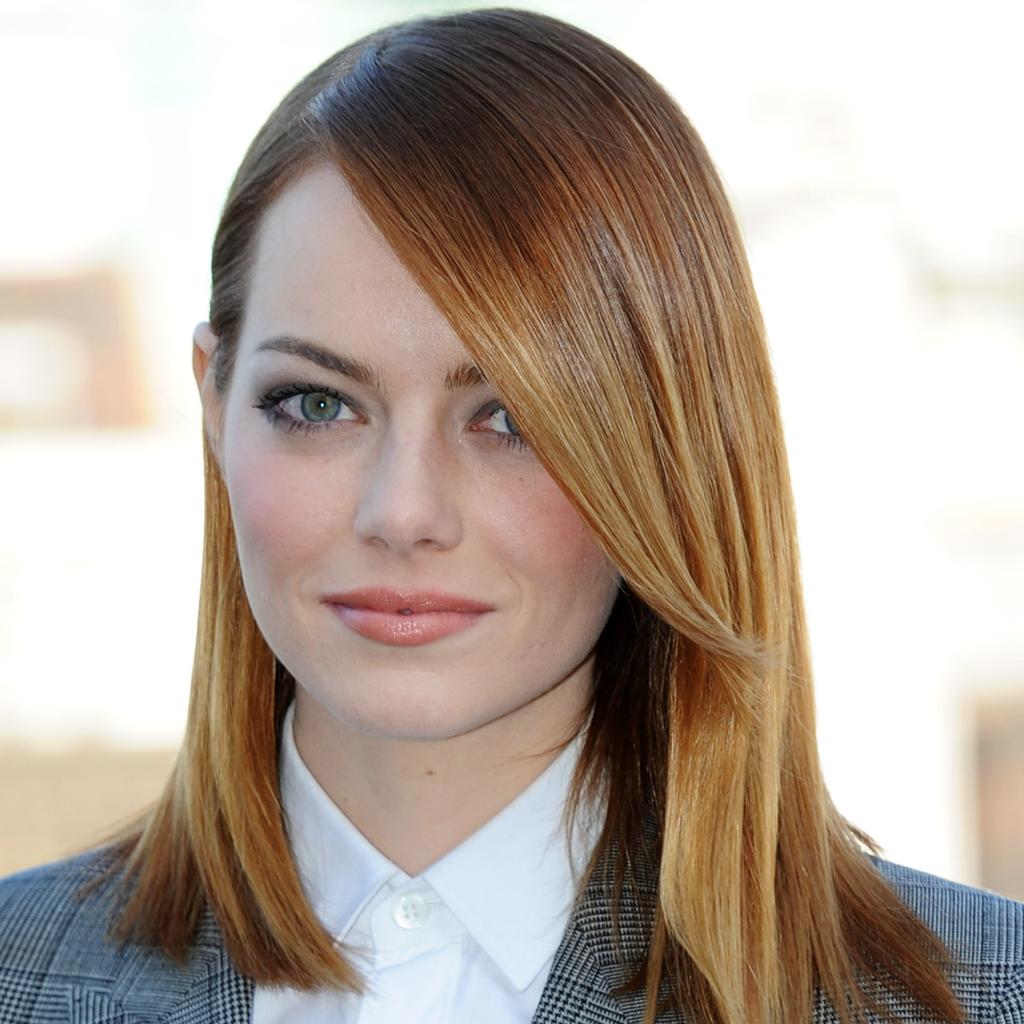 harpersbazaarus's tweet photo. 10 drugstore must-haves from Emma Stone's makeup artist: http://t.co/GQXzia3WN7 http://t.co/QzMhkKzjBO