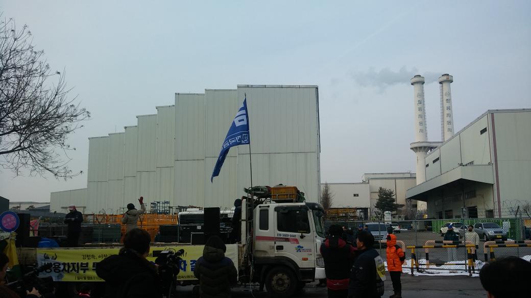 hye0127's tweet image. 남편들은 높이 올라가있지만 마음은 낮추었습니다. 회사를 기업노조를 비난하지마시고 공장안 동료들도 헤아려주세요, 존중해주세요. 결국 저이들이 내민 손 잡아주실 거라 믿습니다. 
이창근의 아내이자 동지 이자영