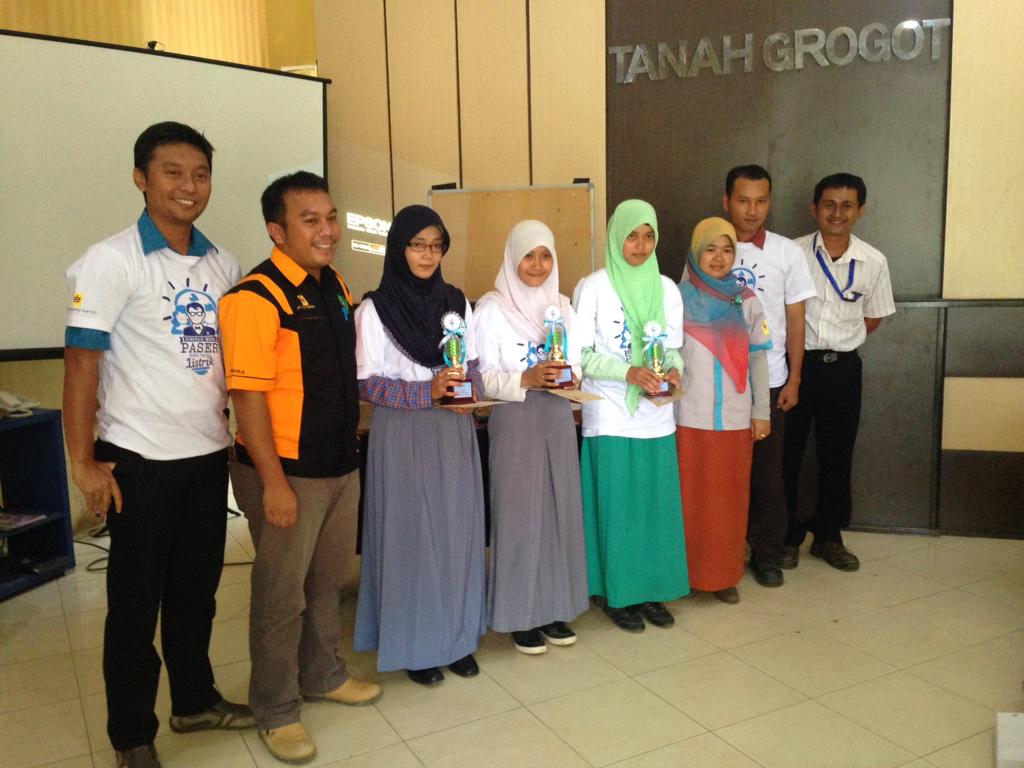 PLN_Grogot's tweet photo. juara I-III lomba essay berturut dari kiri ke kanan @UtamiSri17 rizka mardiana dwipuspita sari http://t.co/bjIyZoSfNQ