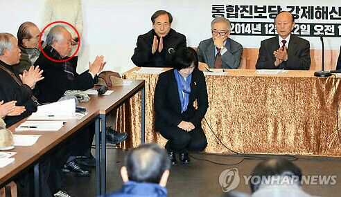 저 놈의 동네는 아직도 무릎꿇는 시댄가? <a href="/suddenlly/">김경수 드루킹 특검</a>: 이적단체 간부 앞에서 무릎 꿇은 이정희 - 北찬양, 감옥 간 범민련 의장도 진보의 원로인가  ln.is/www.bluetoday.…  #무궁화 ”