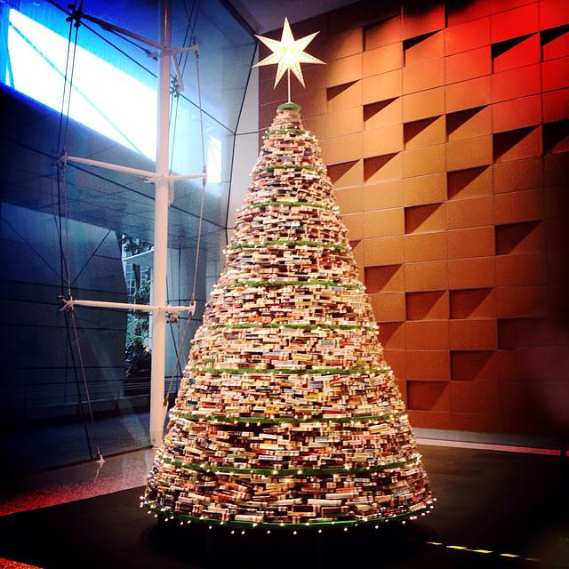 PublicLibrarySG's tweet photo. Check out our great tree at #CentralPL! Happy holidays and lots of love from the #librarysg social media team! http://t.co/uzE8q6dZyz