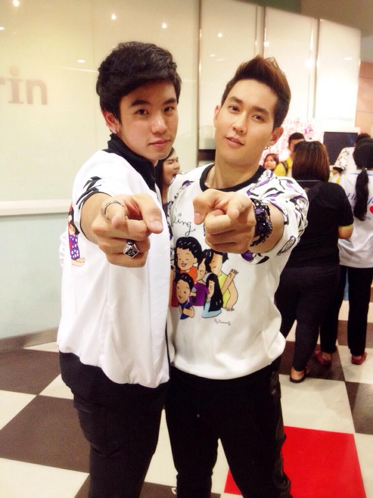 aof_aff_'s tweet photo. ขอทั้งคู่ถ่ายรูปคู่,,,,แต่สองคนพร้อมใจกันน่ะ😁😅😘 5555 งาน #singforhelp2014 @poon157 @TataeBTKZP http://t.co/tPiWSiFjN9