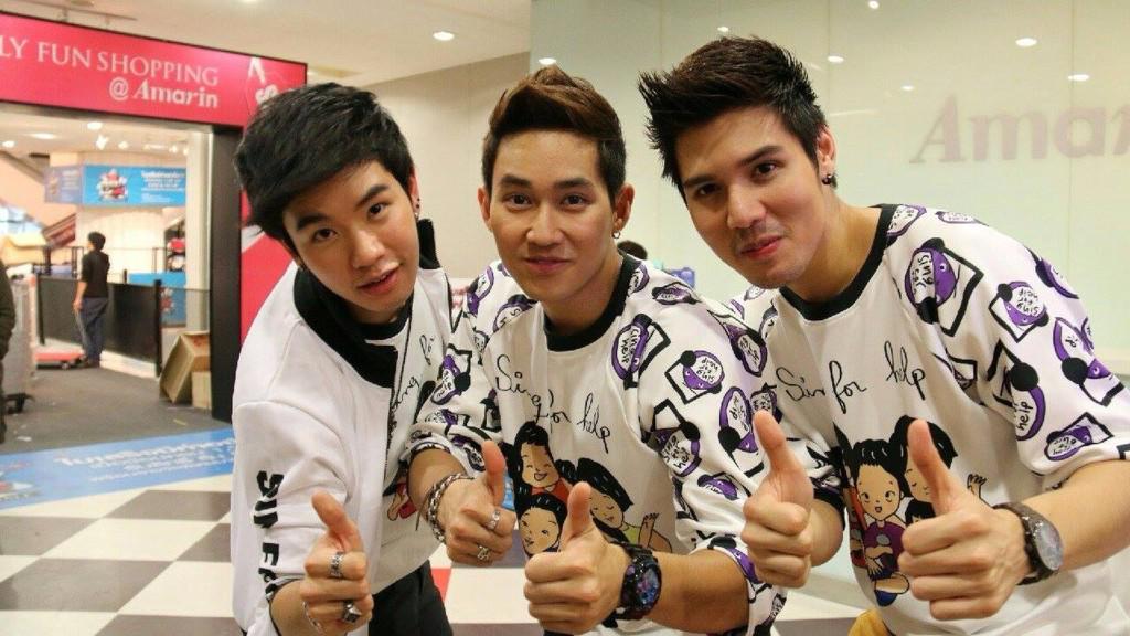 aof_aff_'s tweet photo. งาน #singforhelp2014 แบบเคมีตรงกัน อิอิ,,,,👍👍👍,,,,cr:บ้านชายภัทร😊😘 @poon157 @tongnaphat_af10 @HernfahAF10 http://t.co/O3cl4pcHJC