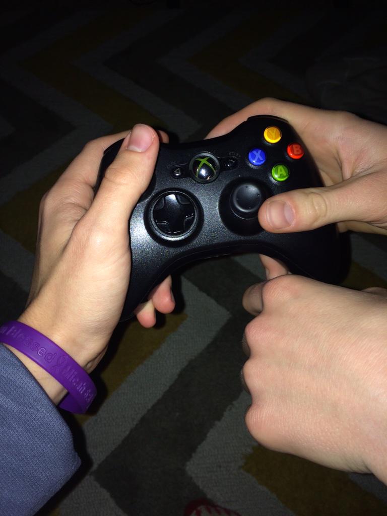 elrobertogrande's tweet photo. Bryce and I just broke a world record... #Portal #2hours #1controller http://t.co/5gxEZK6XVF