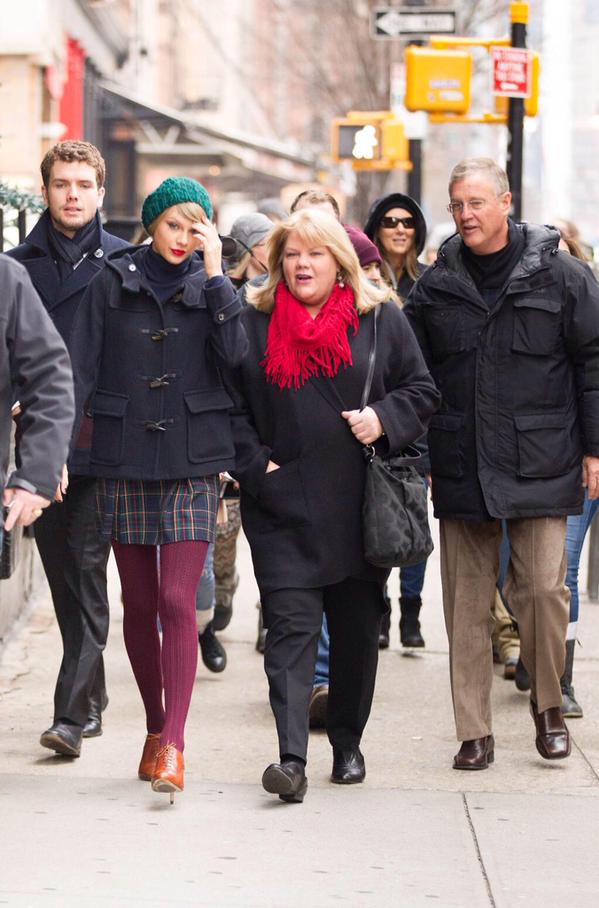 SwiftInstinct's tweet photo. The Swift family wandering around New York City yesterday http://t.co/joBJiDx4GH