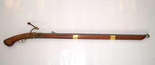 心が熱くなる銃の画像集 種子島銃 1543年に種子島に鉄砲伝来したことから種子島銃などと呼ばれる 先込め式で黒色火薬を使用 バネ仕掛けに火縄を挟み発射時には火縄に火をつけ 引き金を引いてバネ仕掛けを作動させ発射薬に点火する 精度は低いが威力は