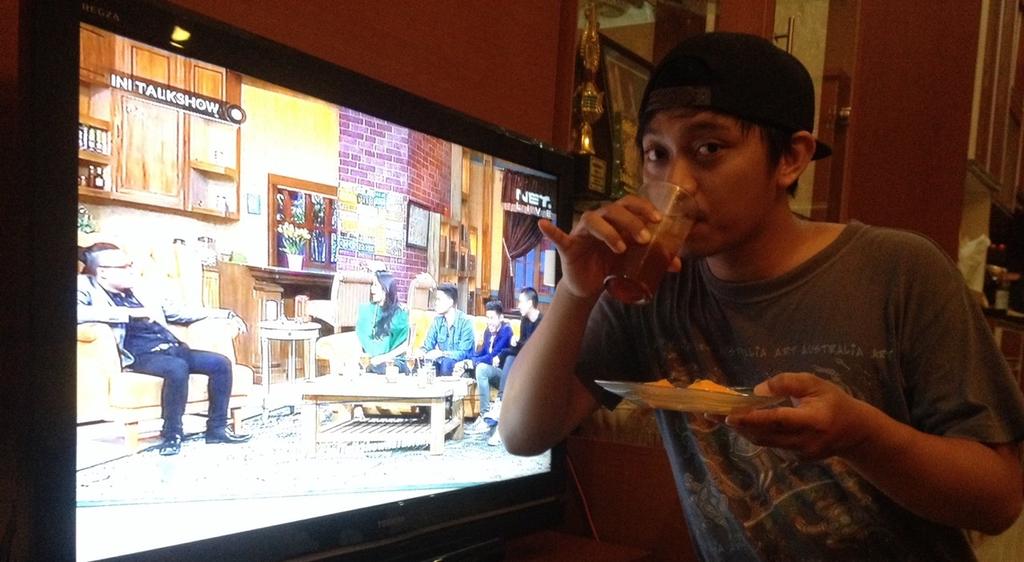 achmadfaridi's tweet photo. liat@Ini_Talkshow sambil mkn rujak n mnm teh asoy geboy neng maya @netmediatama #NETMILIUNER_3 http://t.co/LAQXZLBOQb http://t.co/gZHIW7YB6B