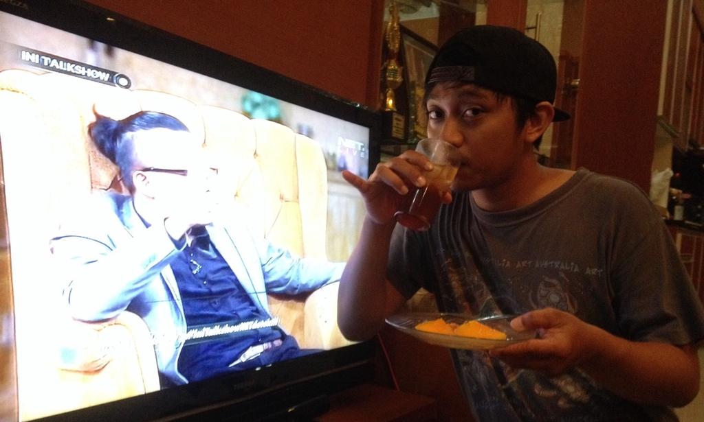 achmadfaridi's tweet photo. liat@Ini_Talkshow sambil mkn rujak n mnm teh asoy geboy neng maya...yuhuuu...clue PO @netmediatama #NETMILIUNER_3 http://t.co/72OIYZwAng