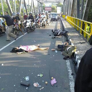 AZigizig's tweet photo. mati di tempat akibat tabrakan tadi pagy,di karangasem-BALI http://t.co/EZjxskUpLx