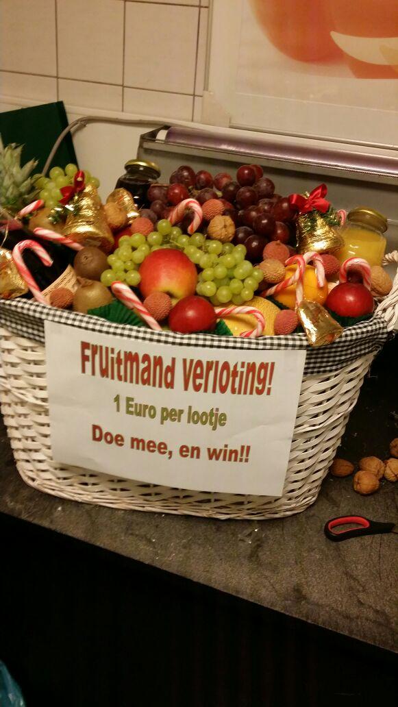AgfVrugteveen's tweet photo. Wij zijn vanaf nu gestart met de verloting! Van deze mooie kerstfruitmand, tewaarde van maarliefst 75 euro! #RTW http://t.co/nE5zzpwncF
