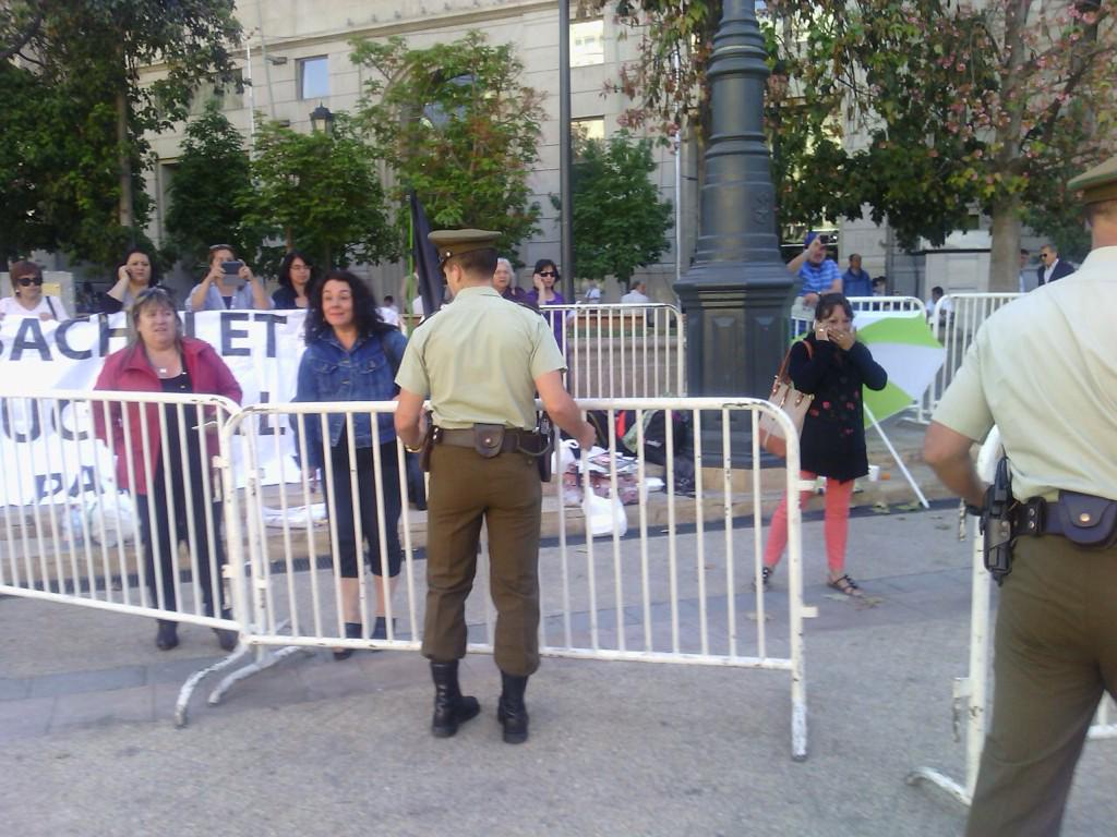confepachile's tweet photo. Represión total en la Plaza de la Constitución. Así es la democracia para el @GobiernodeChile http://t.co/N2iEsSkvZl