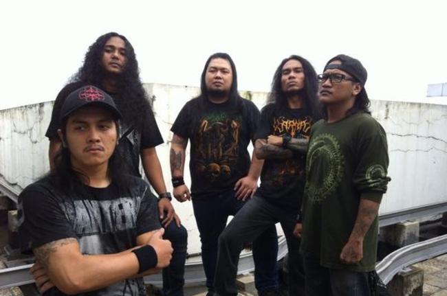 #np <a href="/SIKSAKUBUR_DM/">SIKSAKUBUR</a> - Merah Hitam Hijau #Distortion #TuesdayRockSession