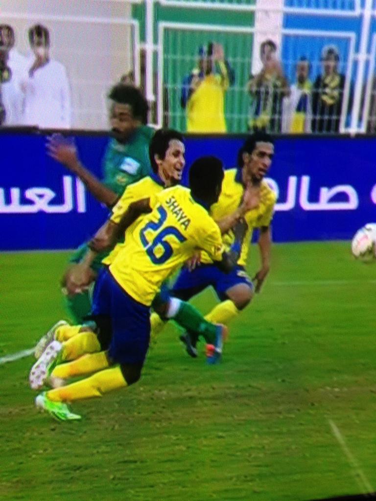 Abo_Zyad80's tweet photo. خالد الغامدي كعها ضحكه على #هيرناني كأنه يقول : هذا لو يمسك الكوره بيده مايسجل 

معك حق  تضحك@k_ghamdi12 http://t.co/xOUpBDxzYn