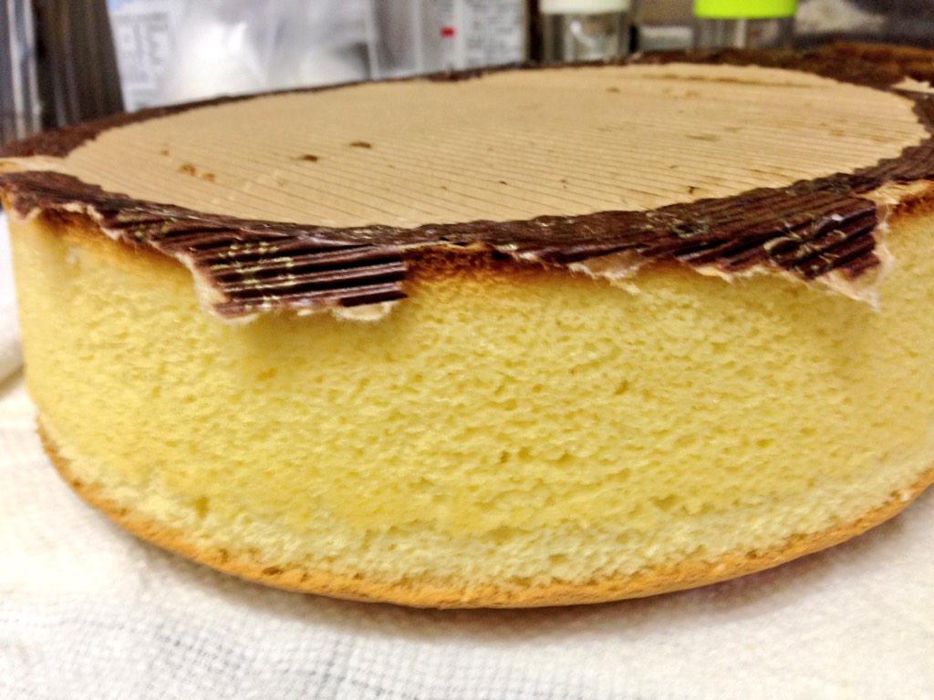 さとうすずすえ On Twitter 焼けたら 固く絞った濡れ 布巾の上にひっくり返して 側面のクッキングシートを外します もう一度型を被せて 2 3分置きます そのあと底のクッキングシートを外して 表に返してケーキ クーラーの上で冷まします 上から濡れ布巾をかけま