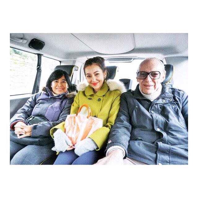 bella_campen's tweet photo. หนทางมาทุลักทุเลนิดหน่อย. คลื่นลมแรงจนหน้ามหัศจรรย์ แต่ดูหน้าสิ ใครแฮปปี้ที่สุด😄 #papareturn #BLinUK #isleofwight 🇬🇧 http://t.co/XWfCbDJ2KL