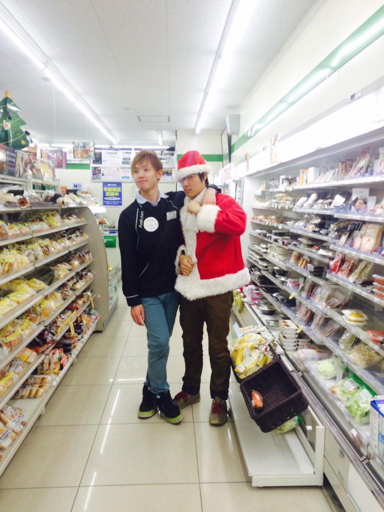 ミニスカサンタが見たけりゃコンビニに行けばいい Togetter