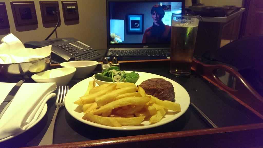 bobbinsdrums's tweet photo. Back in Britain. Steak, chips, and a pint of Greenwich meantime beer. #lovely http://t.co/xsF7TVZ4NF