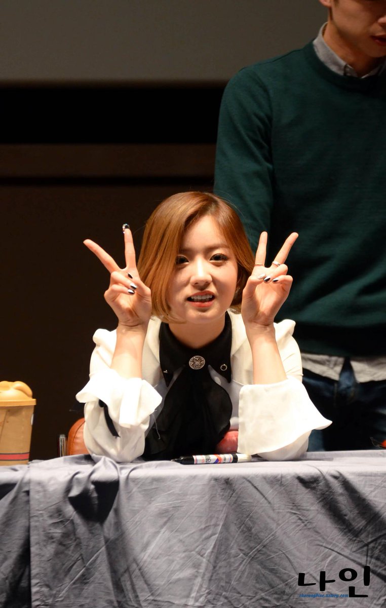 Chorongbrother's tweet photo. 141210 미니5집 PINK LUV 광주 팬싸인회 윤보미(@Apinkbm ),정은지(@Apinkjej ) UPDATE !! http://t.co/jJ3rpXOFqg http://t.co/LsUelUw09B