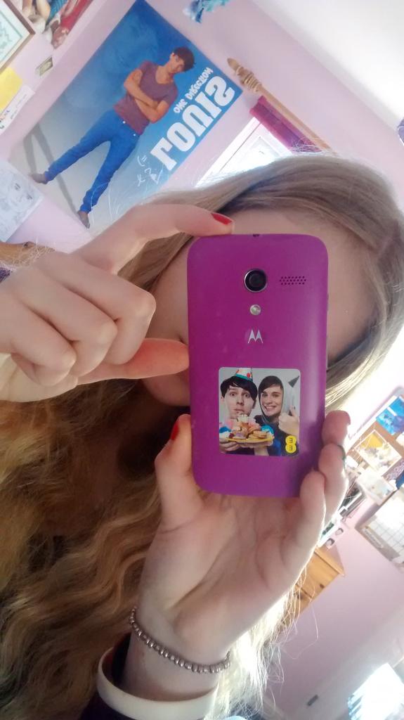 nicolaxwatttt's tweet photo. stuck the Dan and Phil sticker to the back of my phone #DanandPhilSIM
its annoying that the sim card won't work http://t.co/RkHfjapAc7