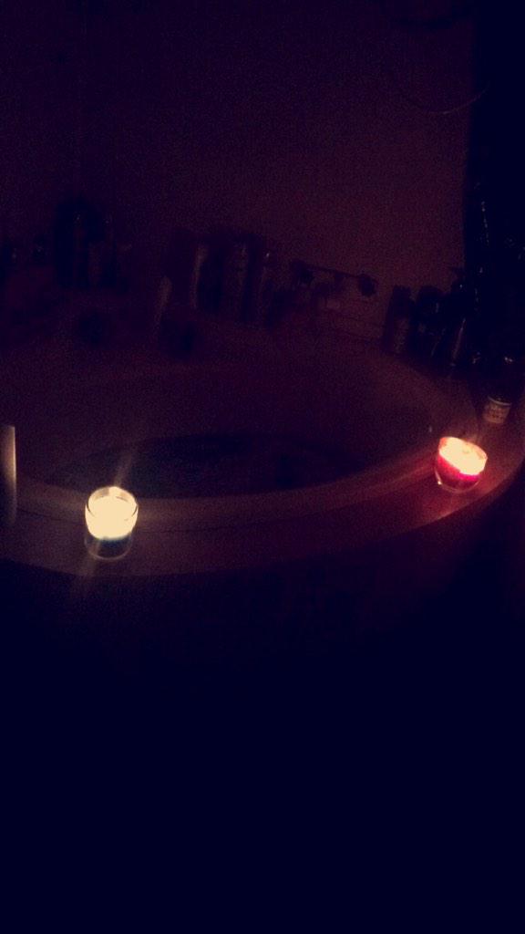 culler_katelyn's tweet photo. candle light &amp; bubble bath w/ my baby love before work. 😜 http://t.co/m01vHuajQa