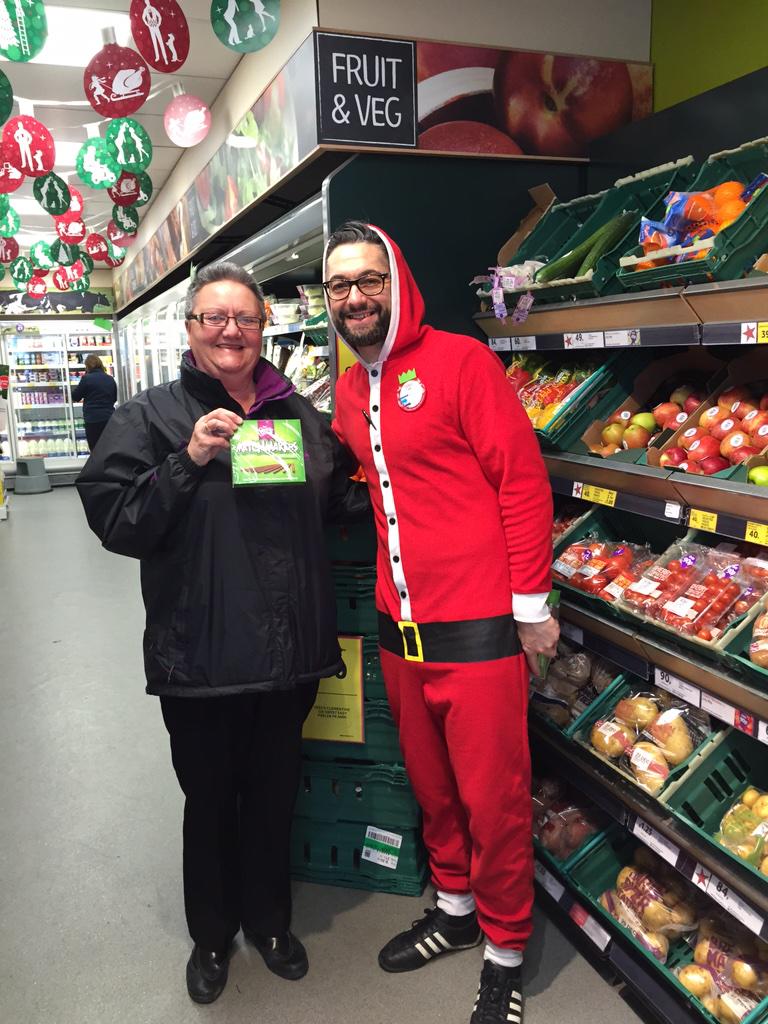 armthorpe73's tweet photo. @rob_carley @stoppy79 @ClareFeurtado Delighting our customers with free gifts in return for a photograph #saycheese 😁 http://t.co/IuST7BqNFW