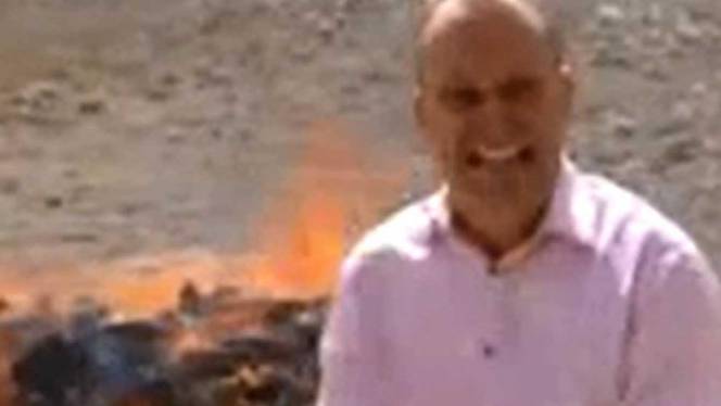 sylviawitteman's tweet photo. Dit is geweldig.RT @volkskrant: BBC-correspondent stoned voor de camera http://t.co/7ZHfWysexj http://t.co/9LRq0fHAt4