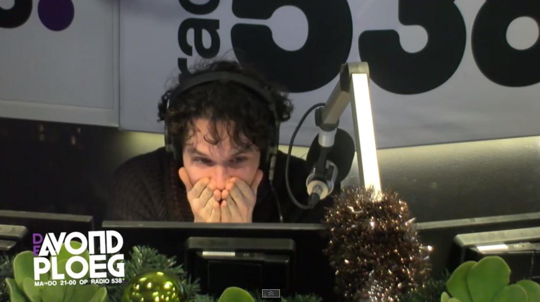 538's tweet photo. Daan neemt Daan senior in de zeik in #OverDeRooie. Papa Daan wordt gek, mama Daan gaat stuk. > http://t.co/ls143zC7bN http://t.co/Icbl7HvDre
