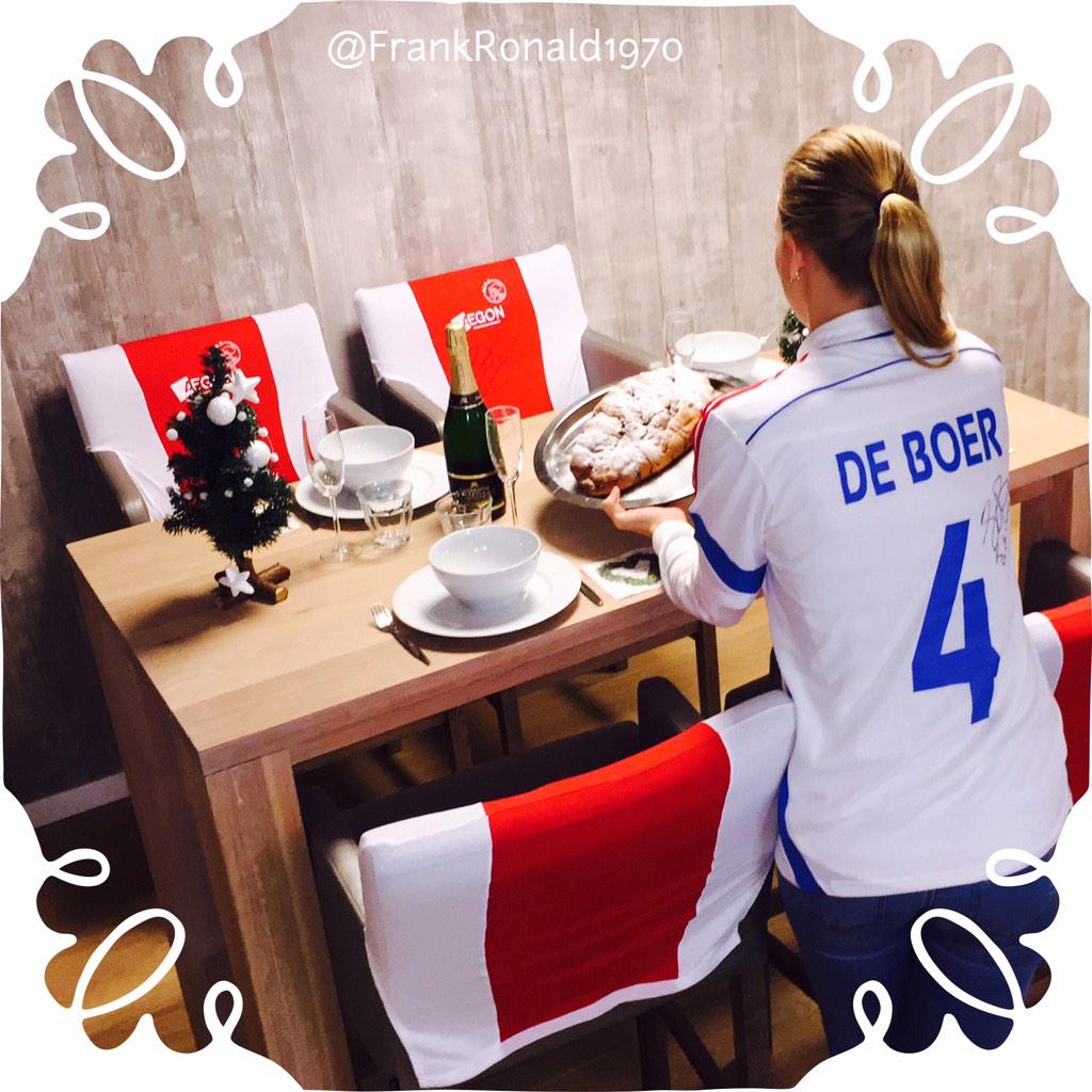 RdBoer1970's tweet photo. F: Ook de mooiste @AFCAjax #kersttafel van NL? RT &amp; win een gesigneerde @Aegon_NL stoelhoes of uniek afscheidsshirt! http://t.co/S0S8Ig2W33