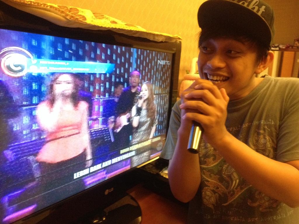 achmadfaridi's tweet photo. karokean bareng winda di @BDMelodi_NET..mantappp.. @netmediatama #NETMILIUNER_1 clue C... http://t.co/MyCcJ8dVPF http://t.co/ksGAQsVVpC