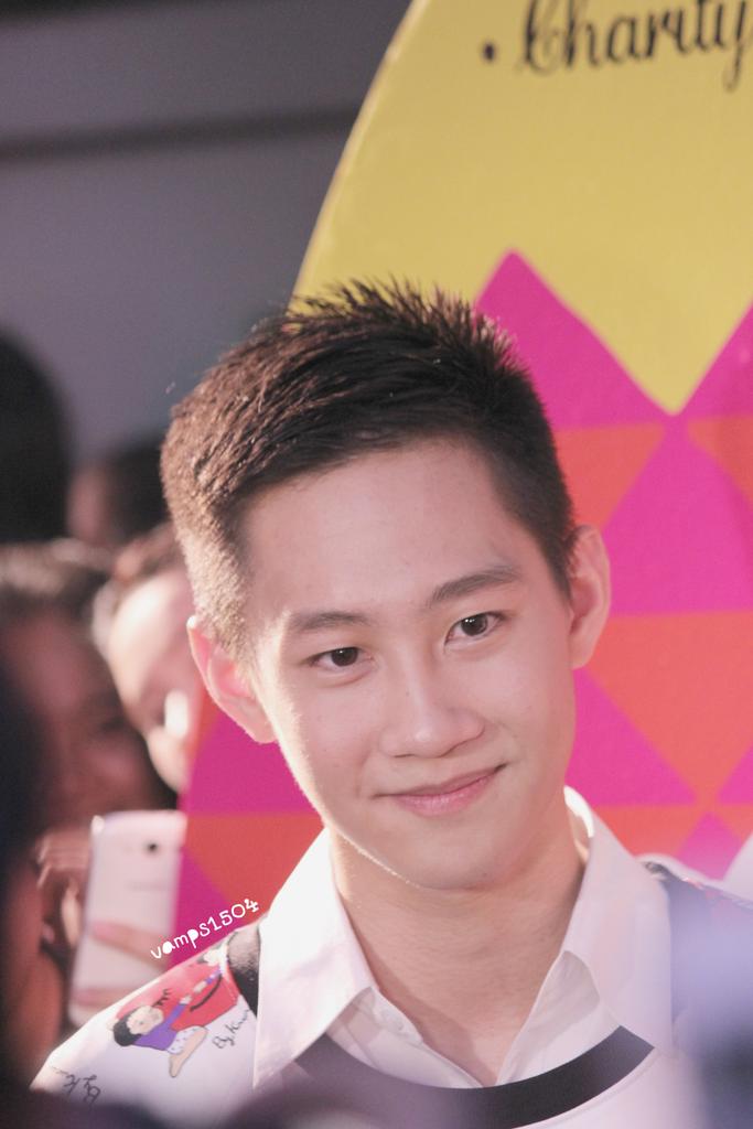 vamps1504's tweet photo. ยิ้มเข้าไว้😊😊😊✌ #กัปตัน #singforhelp2014 #lovesicktheseries @captain2541 http://t.co/3zgl0Za24a