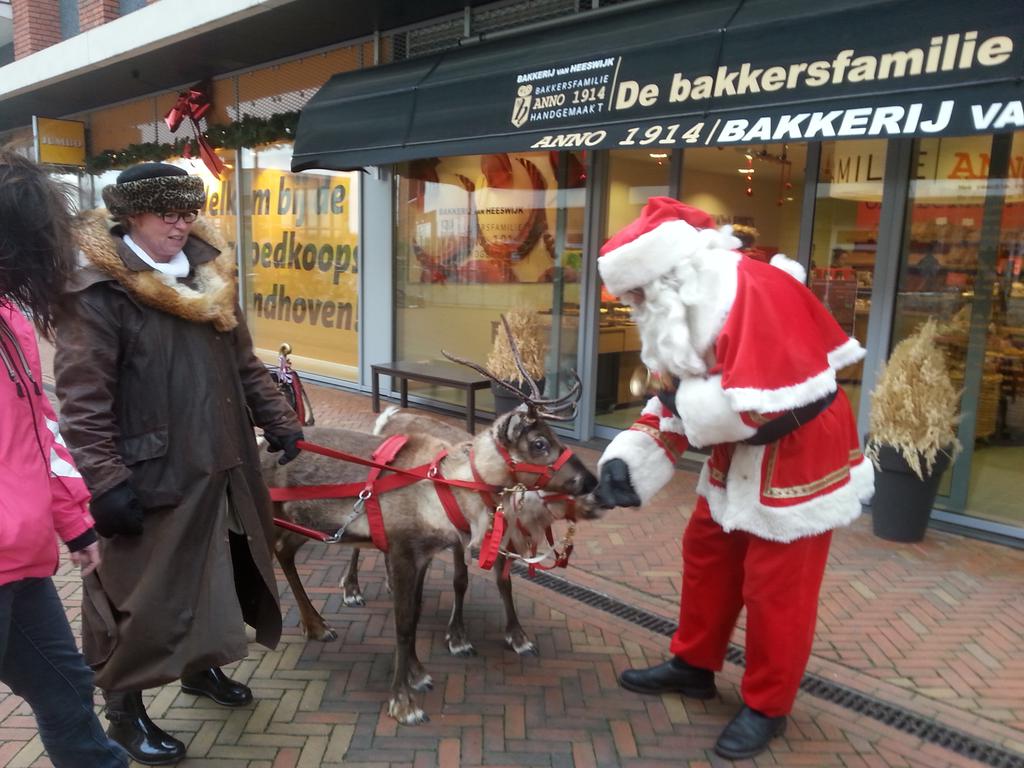 geertvanbuul's tweet photo. De kerstman heeft wat sneetjes brood voor zijn rendieren geritseld bij Bakker @v_Heeswijk #Meerhoven #smakelijketen http://t.co/ZidvNw0feq