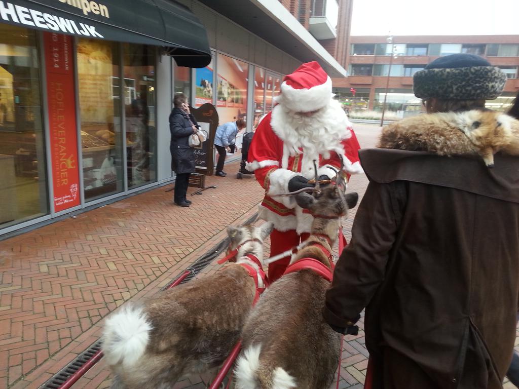 geertvanbuul's tweet photo. De kerstman heeft wat sneetjes brood voor zijn rendieren geritseld bij Bakker @v_Heeswijk #Meerhoven #smakelijketen http://t.co/ZidvNw0feq