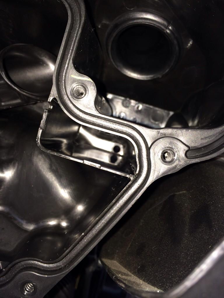 グロム乗り R750ocelot 中段のブローバイガス の戻り口ですね ここは開ける度に水気がありますよね メーカーはここで気水分離するつもりで設計したのかもしれないけど 実際は水気がエンドレスで廻っている感じです