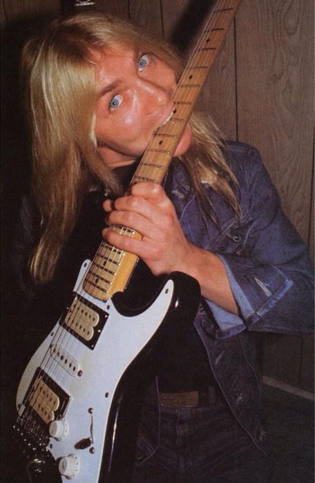 Happy birthday to one of my favourites guitarist ever Dave Murray. 