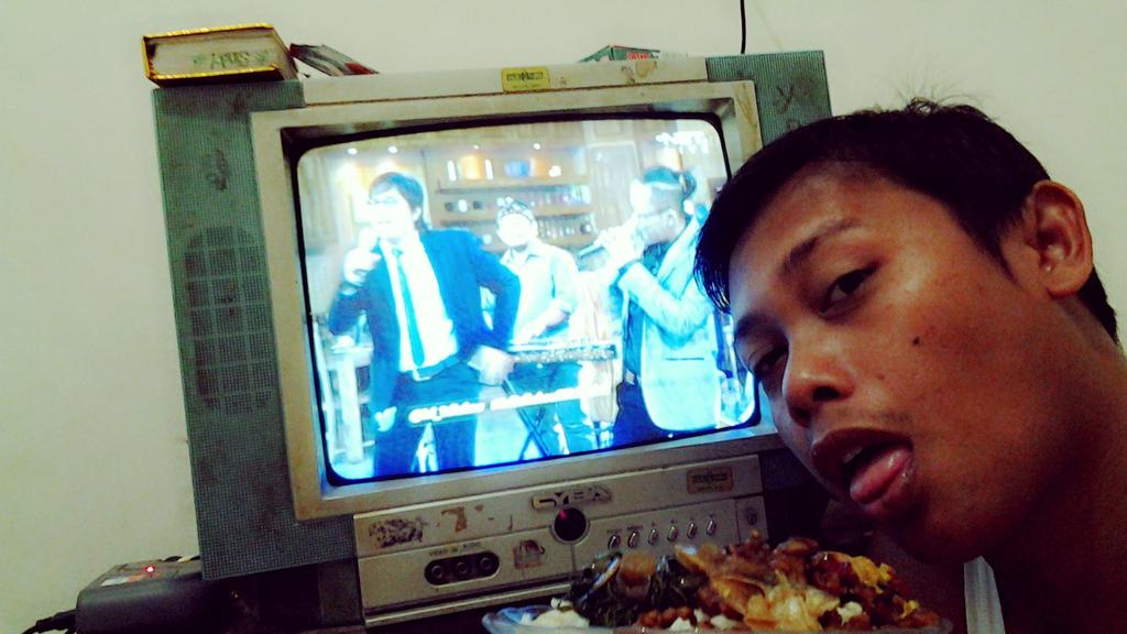 Hendri_Maiden's tweet photo. Sambil makan selfie nonton ini talk show @netmediatama_co #NETMILIUNER_3 http://t.co/nGUvaMVDXE