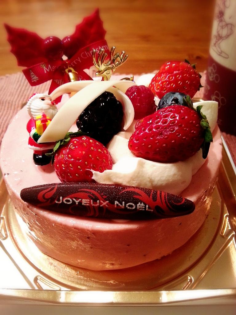 demy323's tweet photo. 少し早いクリスマス。ケーキは大好きなun樹さんで買ってきました。ストロベリームースのケーキは甘さ控えめでとってもフルーティー。 http://t.co/gE9ERFzXxu