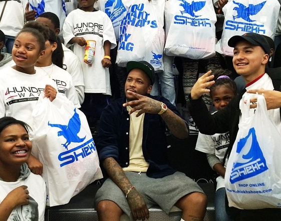 HipHopWired's tweet photo. .@YG &amp; 4Hundred Waze Foundation Take More Than 100 Kids Holiday Shopping [PHOTOS] http://t.co/6nbLy1dxCC http://t.co/oKjU3Mlecz