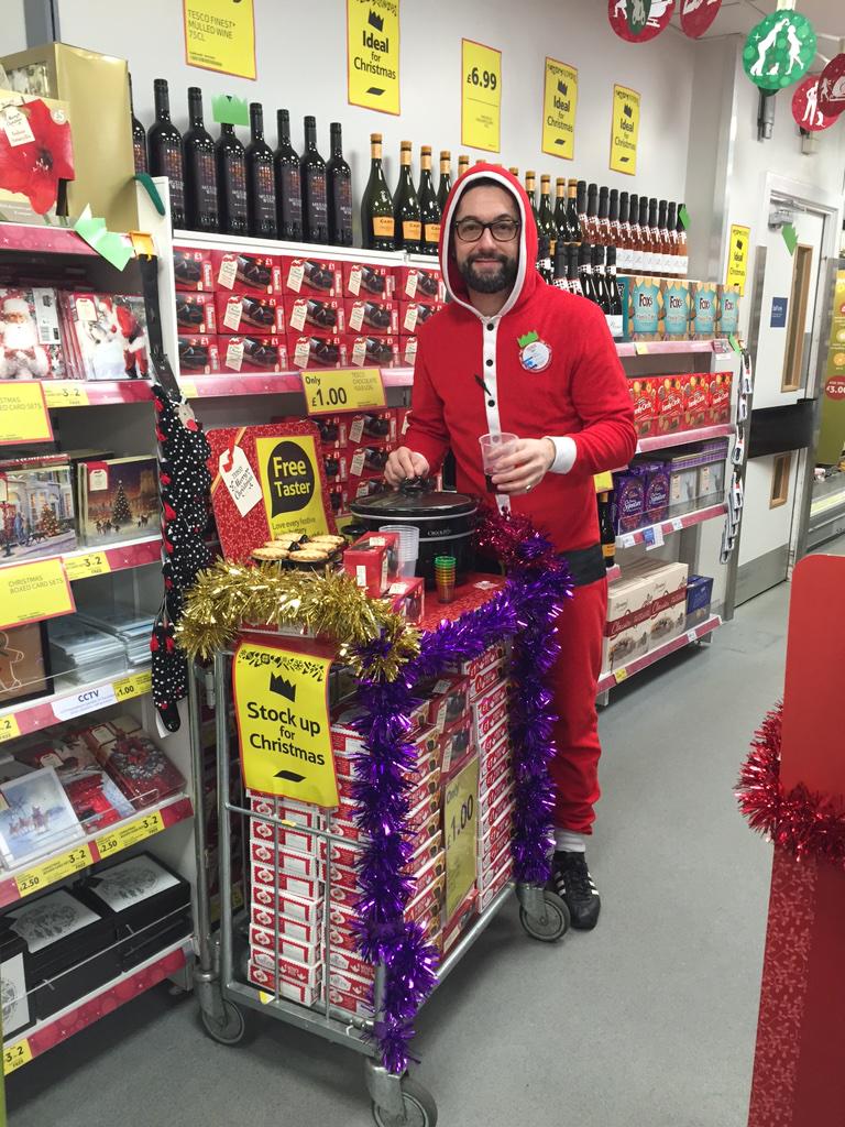 armthorpe73's tweet photo. @stoppy79 @rob_carley @ClareFeurtado Come and get your mulled wine and mince pie sample from Santa http://t.co/7XBhjZt8a3