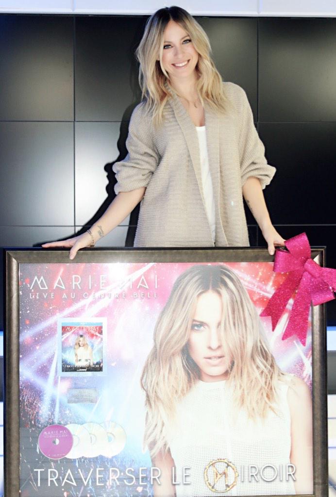 MarieMaiReal's tweet photo. Noël en avance! Mon Dvd Traverser le Miroir est certifié Triple Platine! Merci @salutbonjour pour la belle surprise! http://t.co/fVcvpZI3cg