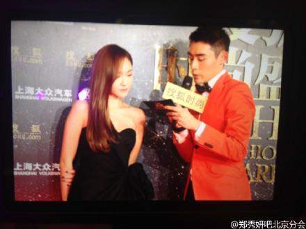 [PIC][23-12-2014]Jessica khởi hành đi Bắc Kinh để tham dự "Sohu Fashion Awards" vào sáng nay B5itzJqCcAAYvg0