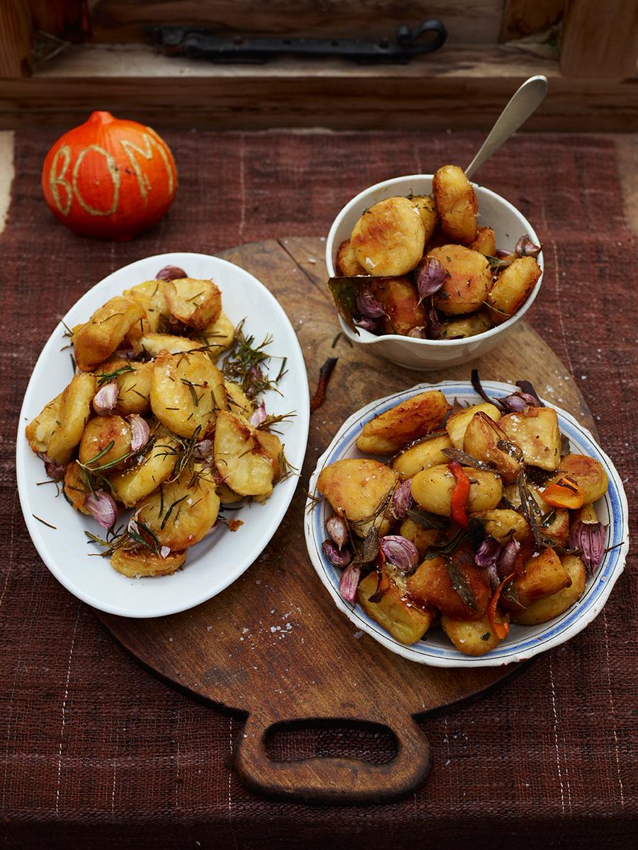 jamieoliver's tweet photo. Happy #ChristmasEve recipe of the day my Perfect roast potatoes Crunchy, fluffy, spot-on spuds http://t.co/q6GtCxcRH1 http://t.co/SQzPZM4wJA