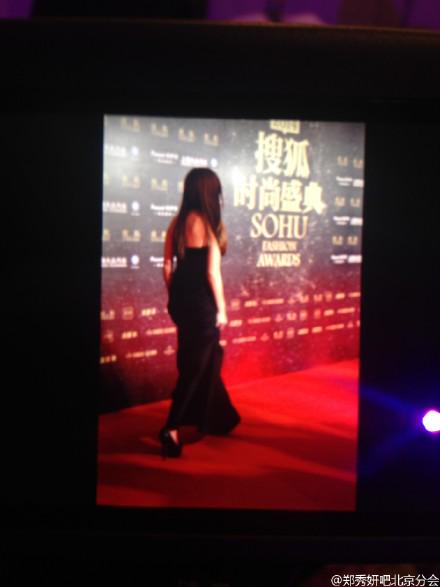 [PIC][23-12-2014]Jessica khởi hành đi Bắc Kinh để tham dự "Sohu Fashion Awards" vào sáng nay B5itzu_CYAAir1a