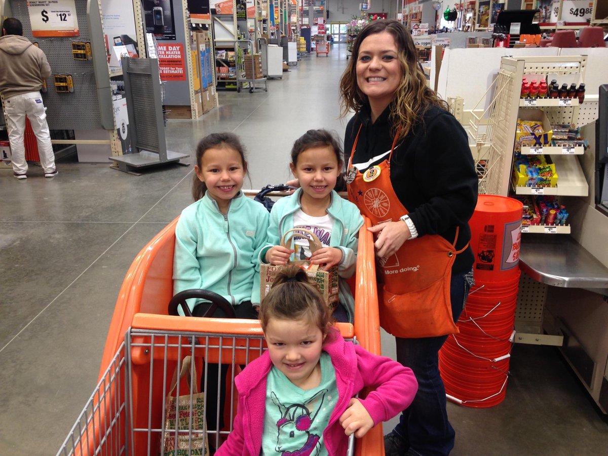 Ashley spreading Holiday Cheer &amp; Kids Workshop gift bags @ 6809! #hdholiday <a href="/SMaurice2/">Sally Maurice</a> <a href="/HDWMckinneyTX/">Home Depot 6809</a> <a href="/deborah_rambo/">🦋Debbie Rambo🦋</a>