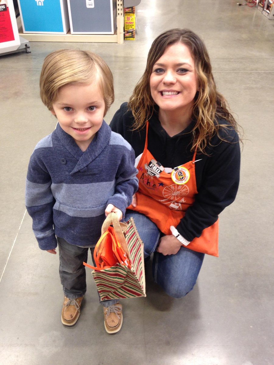 Our Christmas Elf, Ashley, still at it! <a href="/HDWMckinneyTX/">Home Depot 6809</a> #hdholiday <a href="/SMaurice2/">Sally Maurice</a> <a href="/deborah_rambo/">🦋Debbie Rambo🦋</a> <a href="/SantiBernardez/">Santiago Bernardez</a>