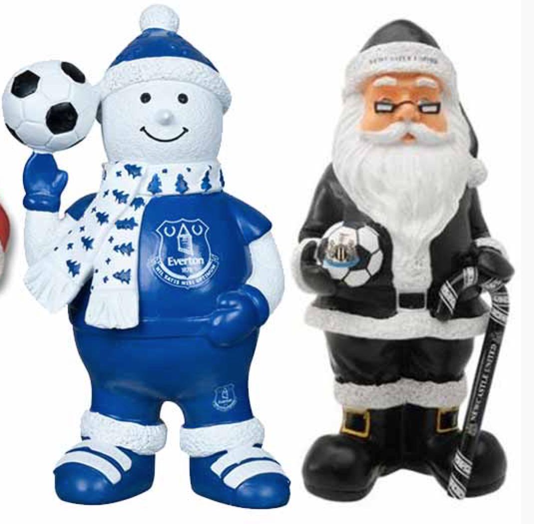 PhilSearl's tweet photo. @KitsOnHangers Merry Christmas and a Happy New Year from @K8searl @calgirl71 @PhilSearl &amp; Jennifer !!! http://t.co/Eh1B2FtseV