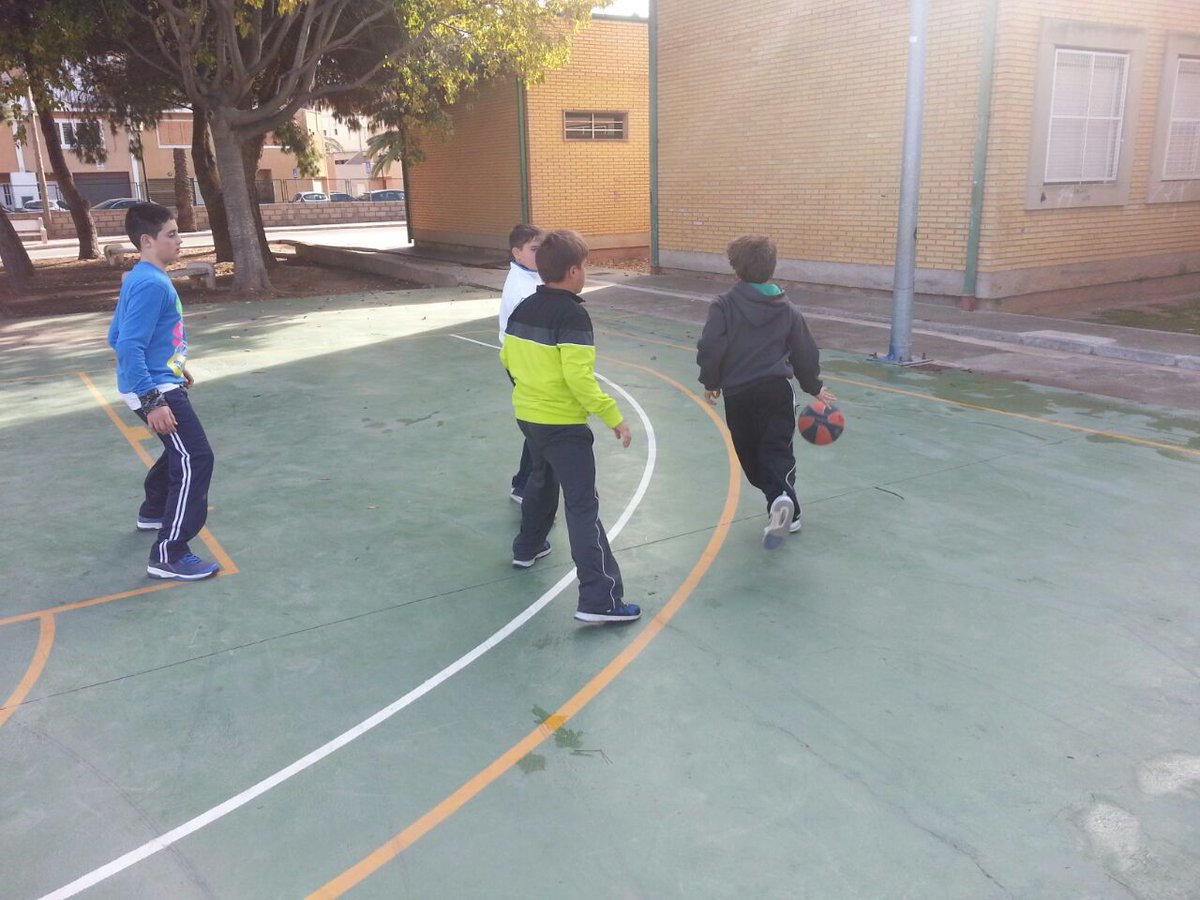 cbalbuixech's tweet photo. Comienza el campus de Navidad! Primeros entrenamientos, primeras risas y sonrisas. Muy buen ambiente entre todos !! http://t.co/5eMn0zBXiE
