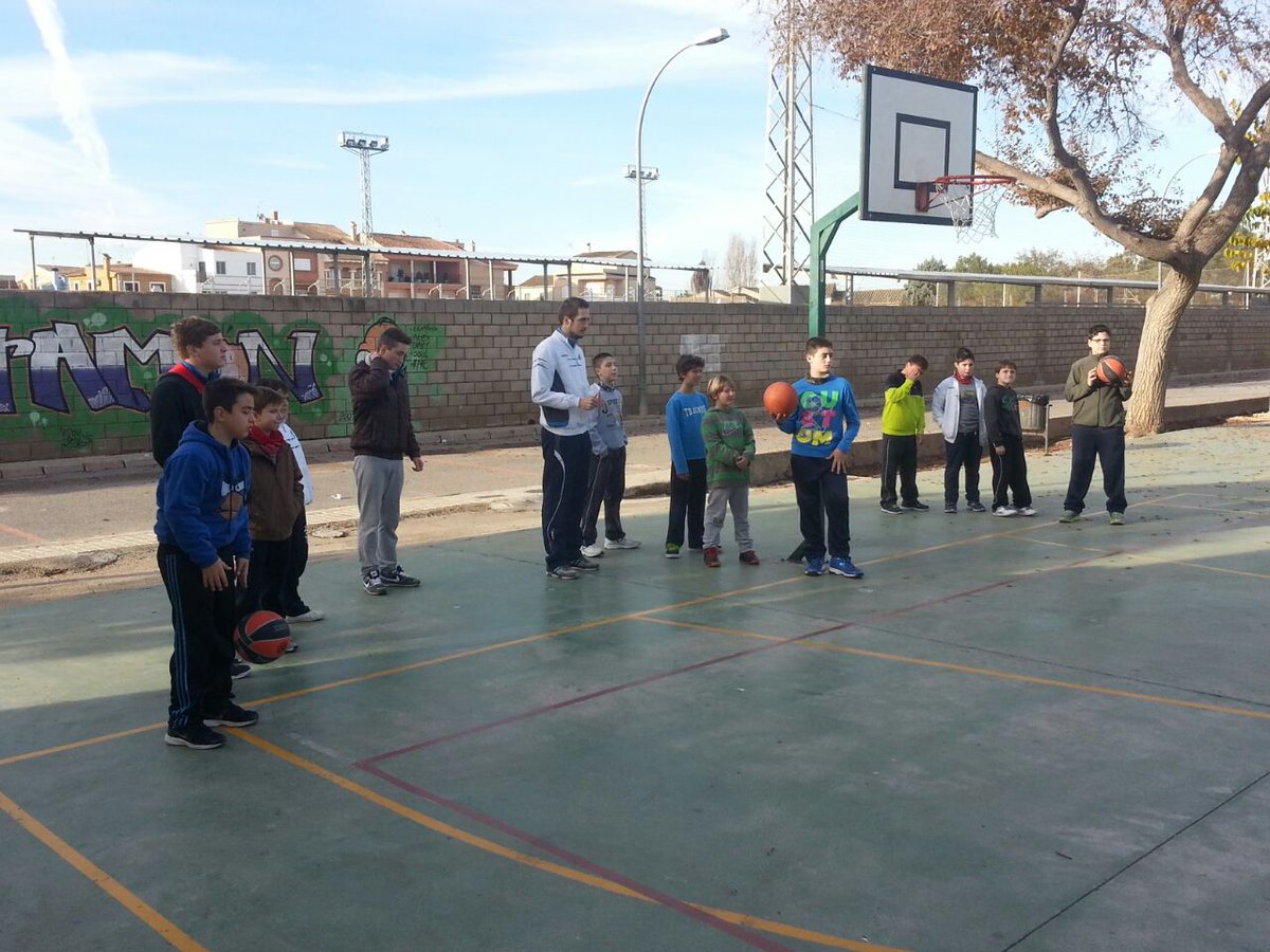 cbalbuixech's tweet photo. Comienza el campus de Navidad! Primeros entrenamientos, primeras risas y sonrisas. Muy buen ambiente entre todos !! http://t.co/5eMn0zBXiE