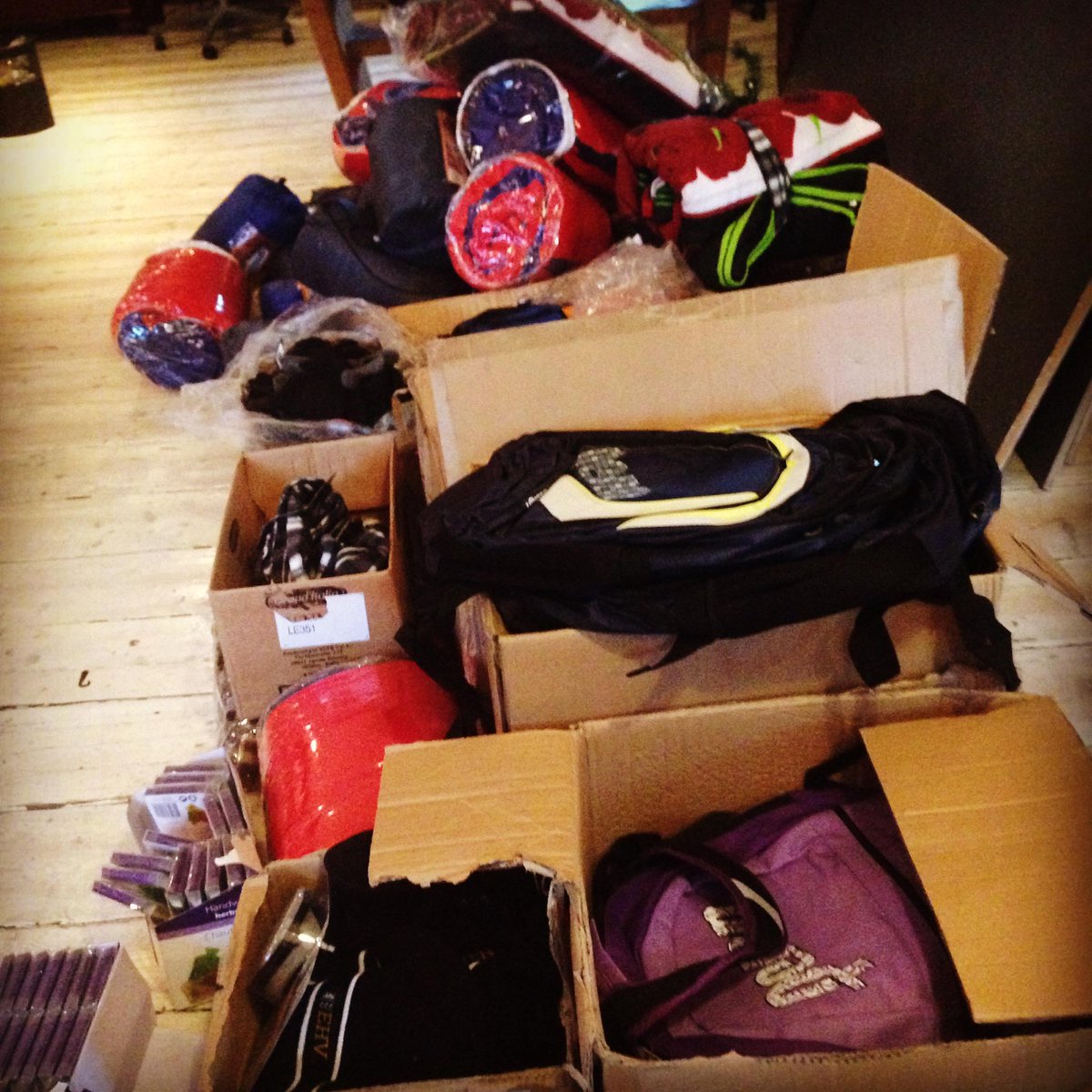 Nieuwe overlevingspakketten in elkaar zetten vandaag #sjaal #muts #slaapzak #jas #rugzak #stichtingzonderdak.nl