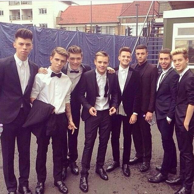 xxchlooxx's tweet photo. Can I please get 1/8 before my birthday💞 x2 http://t.co/kDm0UALhFd